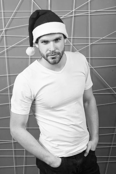 サンタの帽子の男は、クリスマス プレゼントを保持します。クリスマスのオンライン ショッピング。明けましておめでとう。幸せなサンタ男。配信クリスマス プレゼント。クリスマス前に朝。メリークリスマス。新年会。親愛なるサンタ — ストック写真