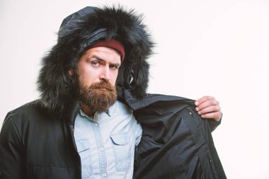 Hava değişiklikleri için hazırlanmıştır. Kış şık erkek giyim. Kış kıyafeti. Adam sakallı standı sıcak ceket parka beyaz arka plan üzerinde izole. Hipster kış modası. Adam kapüşonlu siyah kış ceket giymek