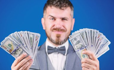Yeni yaklaşımlar geliştiriyoruz. İş ve spor başarısı. büyük bir iş adamı. Finans ve ticaret. Piyango kazanıyor. mutlu sakallı adam çok para var. Dolarlık banknotlar ile billioner