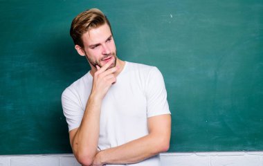 Öğretmenlik daha eğlenceli olabilirdi. Enerji ve ilham kaynağı. Derse başlayalım. Tebeşir tahtasının önünde adam öğretmen. Erkek ilköğretim öğretmeni için avantajları boldur. Öğretmen konuşmacı öğretim görevlisi