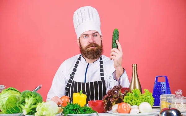 Lebensmittelpräsentation. Vegetarier. Älterer Koch mit Bart. gesunde Ernährung Kochen. bärtiger Mann kocht in Küche, kulinarisch. Diät und Biolebensmittel, Vitamin. Koch mit Hut. Geheimrezept für Geschmack — Stockfoto