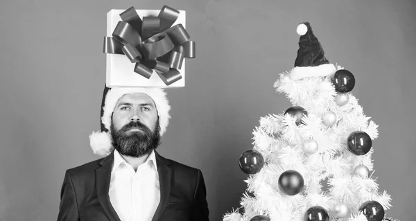 Sakallı resmi takım elbise hediye kutusu kafasına taşırlar. Noel hediyesi fikir kavramı. Hediye fikirleri hakkında düşünme. Güzel hediye ile gelmek yukarıya. Hediye Servisi. Ne hediye düşünceleri ile ezilen baş — Stok fotoğraf
