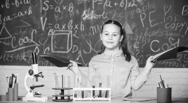 Análisis químico. Artículos de vidrio del laboratorio. Laboratorio escolar. Chica inteligente estudiante llevar a cabo el experimento escolar. Los alumnos estudian líquidos químicos. Lección de química escolar. Tubos de ensayo con sustancias — Foto de Stock