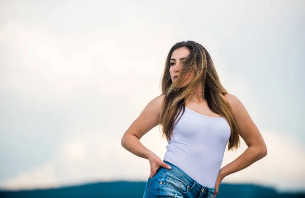 Att avstå från designeretiketter behöver inte betyda att offra stil. Mode flicka. Snygg sexig tjej utomhus himmel bakgrund. Daily outfit. Utveckla egen stil. Gatustil. Att bära tillgängliga delar — Stockfoto