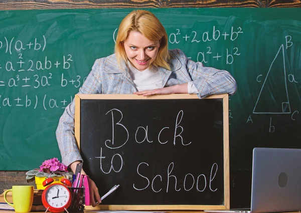 Skolan. Hemundervisning. lycklig kvinna. Tillbaka till skolan. Lärare dag. lärare med väckarklocka på blackboard. Tid. kvinna i klassrummet. Studie och utbildning. Koppla av innan nästa klass. Kunskap dag — Stockfoto