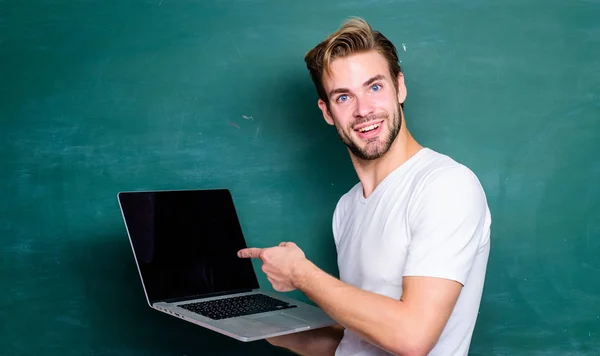 コンピュータマスター。eラーニングクラスの学生の男。大学の先生はコンピュータ技術を使う。男は勉強するために4gインターネットを使用しています。学校に戻るビジネススクール。現代教育オンライン — ストック写真