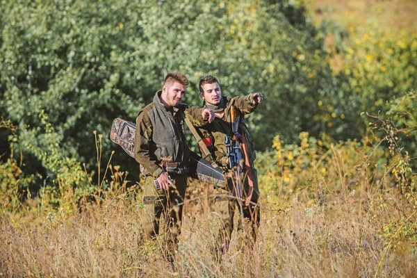 猎人朋友享受休闲。猎人与步枪在自然环境中。偷猎者是犯罪的伙伴。真实男人的活动概念。猎人狩猎者寻找动物或鸟类。非法狩猎 — 图库照片