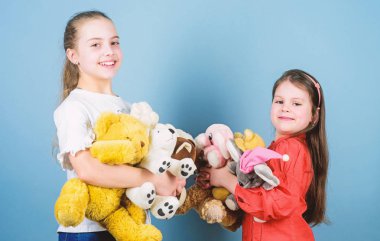 Çocuk bakımı. Kız kardeşlerin en iyi arkadaşları oynar. Tatlı bir çocukluk. Çocukluk kavramı. Yumuşaklık ve hassasiyet. Hayır işi. Sevgi ve dostluk. Çocuklar sevimli sevimli kızlar yumuşak oyuncaklar oynamak. Mutlu çocukluk