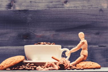 Fincan tam kahve kahverengi kavrulmuş fasulye mavi ahşap arka plan. Taze kavrulmuş kahve fasulyesi. Kafein konsepti. Kahve dükkanı konsepti. Kafe içecekler menüsü. Kahve molası ve rahatlayın. İlham ve enerji ücreti