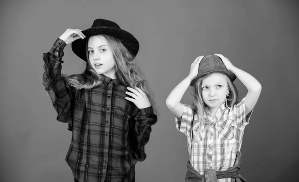 Bonito atuendo de moda. Feliz infancia. Concepto de moda infantil. Mira nuestro estilo de moda. Tendencia de moda. Las niñas niños usan sombreros de moda. Pequeña fashionista. Siguiendo hermana en todo —  Fotos de Stock