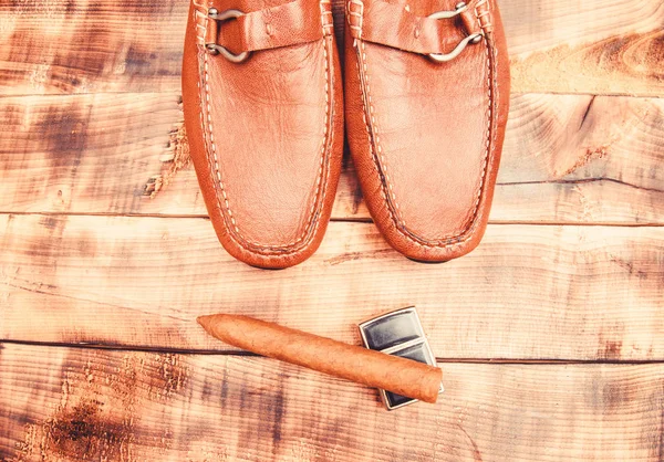 Noivo de casamento vintage. estilo retrô. Loja de sapatos. cavalheiro preparado para homens de verdade. Clube dos Homens. Acessório de moda. Detalhe do negócio. Olhar elegante. sapatos de couro marrom macho. Loja de sapatos masculina. Estilo formal moderno — Fotografia de Stock