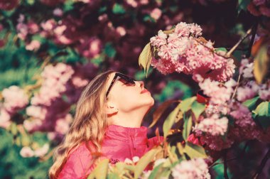 Sakura ağacı açıyor. Bahar çiçek çiçek küçük kız çocuk. İhale çiçek kokusu tadını çıkarın. Sakura çiçek konsepti. Muhteşem çiçek ve kadın güzelliği. Cilt için doğal kozmetik. Kiraz çiçekli kız