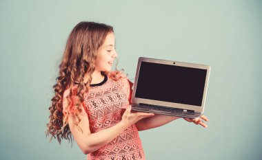 Online alışveriş. okul projesi. ev okullama eğitimi. Dijital çağda çocuk gelişimi. İnternet sörf oynayın. başlangıç iş. Notebook ile mutlu küçük kız. küçük yayıncı. Yayınevi