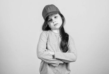 Geleneksel streetwear tarzında. Casual tarzında beyzbol şapkası giyen sevimli küçük çocuk. Güzel yüz ve uzun saç tarzı ile sevimli küçük kız. Çocuklar sokak moda ve stil