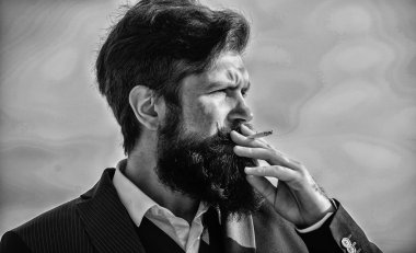Sigara molası. Sakallı adam sigara içiyorum. duman. Bıyıklı acımasız beyaz hippi. Olgun hippi sakallı. İş adamı gökyüzüne karşı. Gelecekteki başarısı. Erkek resmi moda