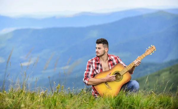 N'arrête pas la musique. homme sexy avec guitare en chemise à carreaux. mode hipster. camping et randonnée à l'ouest. heureux et libre. cow-boy avec guitariste acoustique. chanson country — Photo