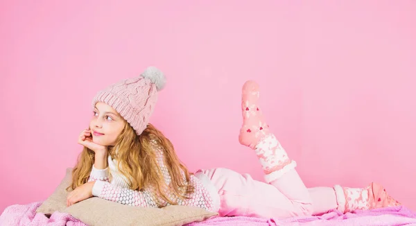아이 여자 귀여운 니트 유행 모자와 스카프 액세서리를 착용. 겨울 패션 액세서리입니다. 겨울 액세서리 개념입니다. 여자 긴 머리 꿈꾸는 분위기 분홍색 배경입니다. 아이 미소 니트 액세서리 착용 — 스톡 사진