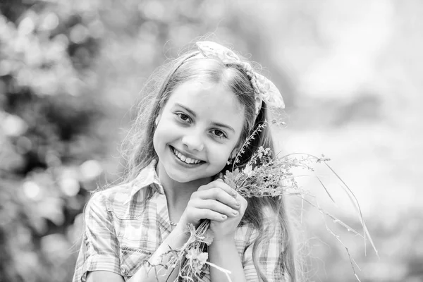 Ramo de flores para niños. Chica linda adorable adolescente vestido país rústico estilo camisa a cuadros fondo de la naturaleza. El verano está aquí. Flor de jardín de verano. Flores frescas. Recoger flores en el campo — Foto de Stock