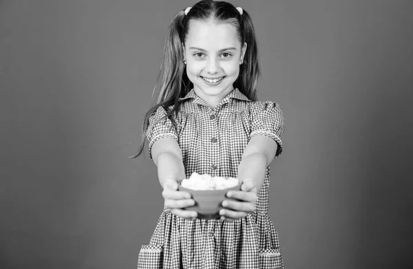 Criança pequena feliz ama doces e guloseimas. Marshmallow. Loja de doces. Menina pequena comer marshmallow. Dieta e calorias. Conceito dos dentes doces. Alimentação saudável e cuidados dentários. Quem se importa com a dieta — Fotografia de Stock