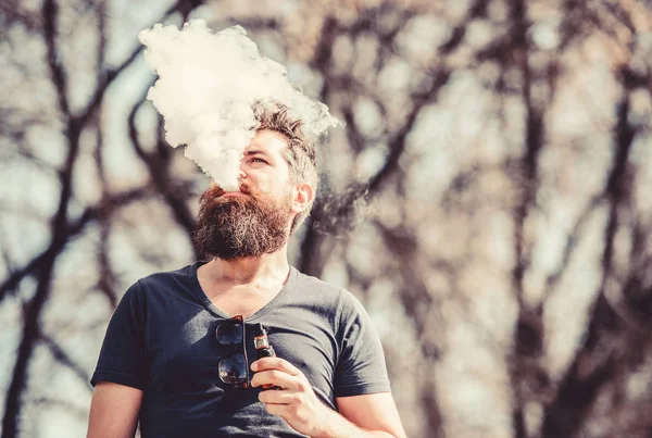 Beyaz bulutlar aromalı duman. Elektronik sigara sigara. Adam uzun sakal sigara alışkanlığı ile rahat. Sakal ve bıyığı olan adam duman nefes alıyor. Stres Rölyef kavramı. Sakallı adam sigara vape — Stok fotoğraf