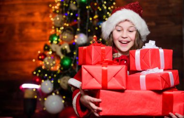 Şimdi hediye al. Açık hediye. Mutlu anlar. Kış sezonu indirimi. Alışveriş ve indirim. Noel verme zamanıdır. Şenlikli bir atmosfer noel günü. Kız noel baba kostüm tutun noel hediye kutusu