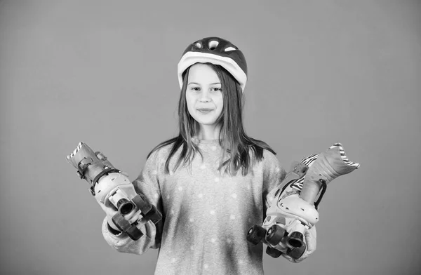 Девушка милая подросток носить шлем и роликовые коньки на фиолетовом фоне. Активный отдых и образ жизни. Молодёжное хобби на роликах. Радостный подросток будет ездить верхом. Спортивная девочка-подросток. Готовы к катанию на роликах — стоковое фото