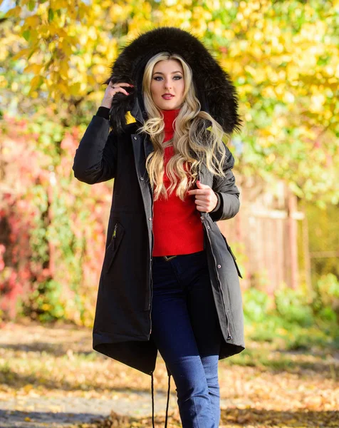 Ungdoms hipster modekoncept. Classic Parka Coat har blivit garderob ikon. Mångsidig funktionell och snygg. Girl Wear Parka medan Walk Park. Puffer jacka med huva. Kvinna slitage svart parkas Fur Hood — Stockfoto