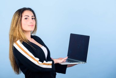 Genç müteahhit için iş imkanları. Programlama eğitimi. Bloglama kavramı. Çevrimiçi uzaktan iş. Dizüstü bilgisayarı olan bir kız. İnternette sörf yapıyorum. Sosyal ağlar ve blog. Bilgi kaynağı. İş arıyorum