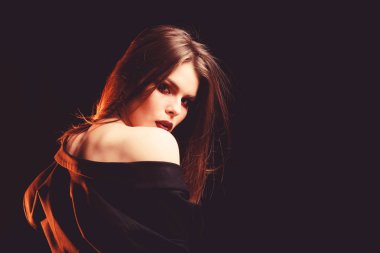 Esrarengiz manken Bob saç stili. Çekici kadın makyajı. Koyu dudaklar dumanlı gözler. Mükemmel makyaj. Makyaj kozmetik konsepti. Kusursuz görünüşüne güveniyordu. Kadınsı ve büyüleyici.