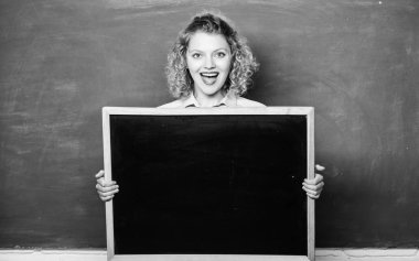 Okul bilgi kavramı. Son dakika haberi. Okul zili programı bilgileri. Öğretmen neşeli kadın kara tahta boş kopya alanı tutun. Bu bilgileri unutmayın. Hometask bilgileri. Öğrencileri bilgilendirme