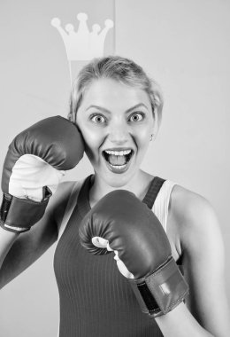 Egzersiz bitti, eğlenmene bak. Parti malzemesi olan şirin bir boksör kız. Boks eldiveni giymiş komik bir kadın. Spor elbiseli atletik bir kadın. Prenses görünümlü sporcu kadın. Boks onun için eğlenceli.