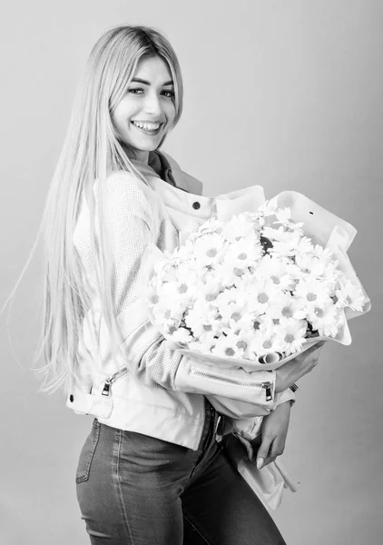 День народження матері 8 березня або будь-який інший випадок на подарунок. Дівчина ніжна чуттєва блондинка тримає букет ромашки. Обожнюйте ромашку. Служба доставки квітів. Ромашка символ невинності і ніжності — стокове фото