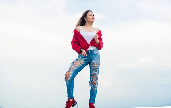 Renunciar a las etiquetas de diseño no tiene que significar sacrificar el estilo. Chica de moda. Elegante chica sexy al aire libre fondo del cielo. Estilo callejero. Usando piezas accesibles. Traje diario. Desarrollo de un estilo propio —  Fotos de Stock