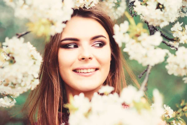 Soins de la peau. les arbres et les fleurs en fleurs d'été. femme sexy en fleur de printemps. maquillage beauté naturelle. coiffure. beauté de la mode. jolie femme soin de la peau. fille comme la nature. fleur de cerisier — Photo