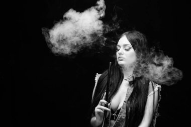 Çekici Busty esmer sigara vaping cihaz. Kız vaping. Hookah barı. Elektronik sigara. Moda kız vaping. Nargile ile rahatlatıcı. Beyaz duman bulutu. Vaping seksi. Nikotin bağımlılığı