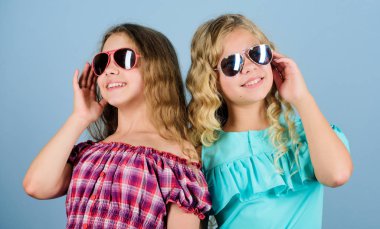 stil sadece. uzun sağlıklı saçlı mutlu küçük kızlar. çocuk yaz moda. kuaför salonu. güzellik ve moda. uzun sarı kıvırcık saçlı. güneş gözlüğü neşeli küçük kızlar. trendy kız kardeşler. Dostluk