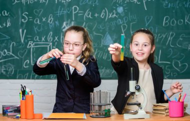 Doğa bilimleri derinlemesine çalışma ile Gymnasium öğrencileri. Okul projesi soruşturması. Okul deneyi. Yetenekli çocuklar için bir okul. Kızlar okul üniforması kendi hipotezi kanıtlayan heyecanlı
