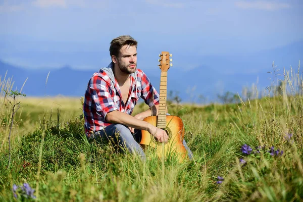 Marzycielski wędrnik. Koncepcja Wanderlust. Letnie wakacje Highlands Nature. Przyjemny czas sam. Spokojny nastrój. Facet z gitarą kontemplować naturę. Inspirująca natura. Muzyk szuka inspiracji — Zdjęcie stockowe