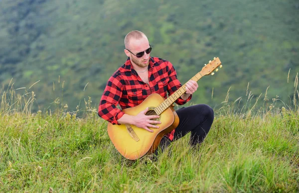 In sintonia con la natura. Stai calmo e suona la chitarra. Uomo con la chitarra in cima alla montagna. Musica acustica. Musica per l'anima. Suonare musica. Suono di libertà. Musicista escursionista trovare ispirazione in montagna — Foto Stock