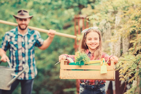 Ela sabe tudo sobre flores. Primavera aldeia país. pai e filha no rancho. menina e pai homem feliz. Dia da Terra. ecologia. Ferramentas de jardinagem. exploração familiar — Fotografia de Stock