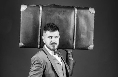 Ağır çanta. Olgun gezgin. Resmi takım elbiseli sakallı adam. Antika çantalı şık bir esthete. Papyonlu iş adamı. Retro bavullu bir iş gezisi. Zarafet ve tarz. Moda ve yakışıklı