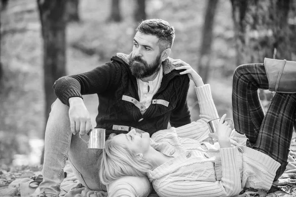 Hora del picnic. Feliz pareja de amor relajándose en el parque juntos. Bosque romántico de picnic. Pareja en el amor turistas relajarse en manta de picnic. Vacaciones fin de semana de picnic camping y senderismo. Concepto turístico — Foto de Stock