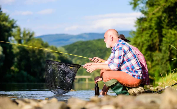 Estilo de vida ativo e hobby. mosca peixe passatempo dos homens. pesca da reforma. Dois amigos a pescar juntos. pesca grande jogo. felizes pescadores amizade. aposentado pai e maduro barbudo filho — Fotografia de Stock