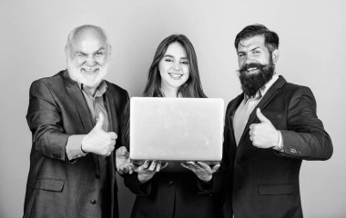 iş adamları ekibi. iletişim toplantısı. modern teknoloji. Online iş. iş ortakları sorunu tartışır. Laptop ile emin olgun erkekler. bilgisayar arayan kadın Sekreter. İşe odaklanarak
