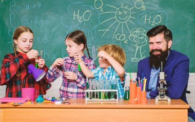 İlgi alanları ve konu kulübü. İlgi alanlarını yetenek ve becerileri paylaşın. Okul kulübü eğitimi. Öğretmen ve öğrenciler sınıfta test tüpleri. Kimya temalı kulüp. Grup etkileşimi ve iletişimi