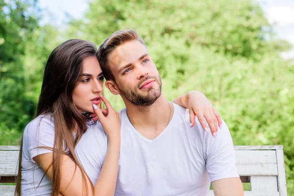 Relajarse con mi amor. Amantes abrazándose. Pareja enamorada. Confianza e intimidad. Un abrazo sensual. Concepto de amor romántico. Una cita romántica. Hombre guapo chica guapa enamorada. Una pareja atractiva. Atracción sexual — Foto de Stock