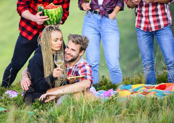 Fiesta al aire libre. Grupo amigos picnic de verano. Los amigos disfrutan de vacaciones. La gente que come comida bebe alcohol. Jóvenes divirtiéndose de picnic en las tierras altas. Aventuras de verano. Celebra la fiesta. Picnic de caminata —  Fotos de Stock