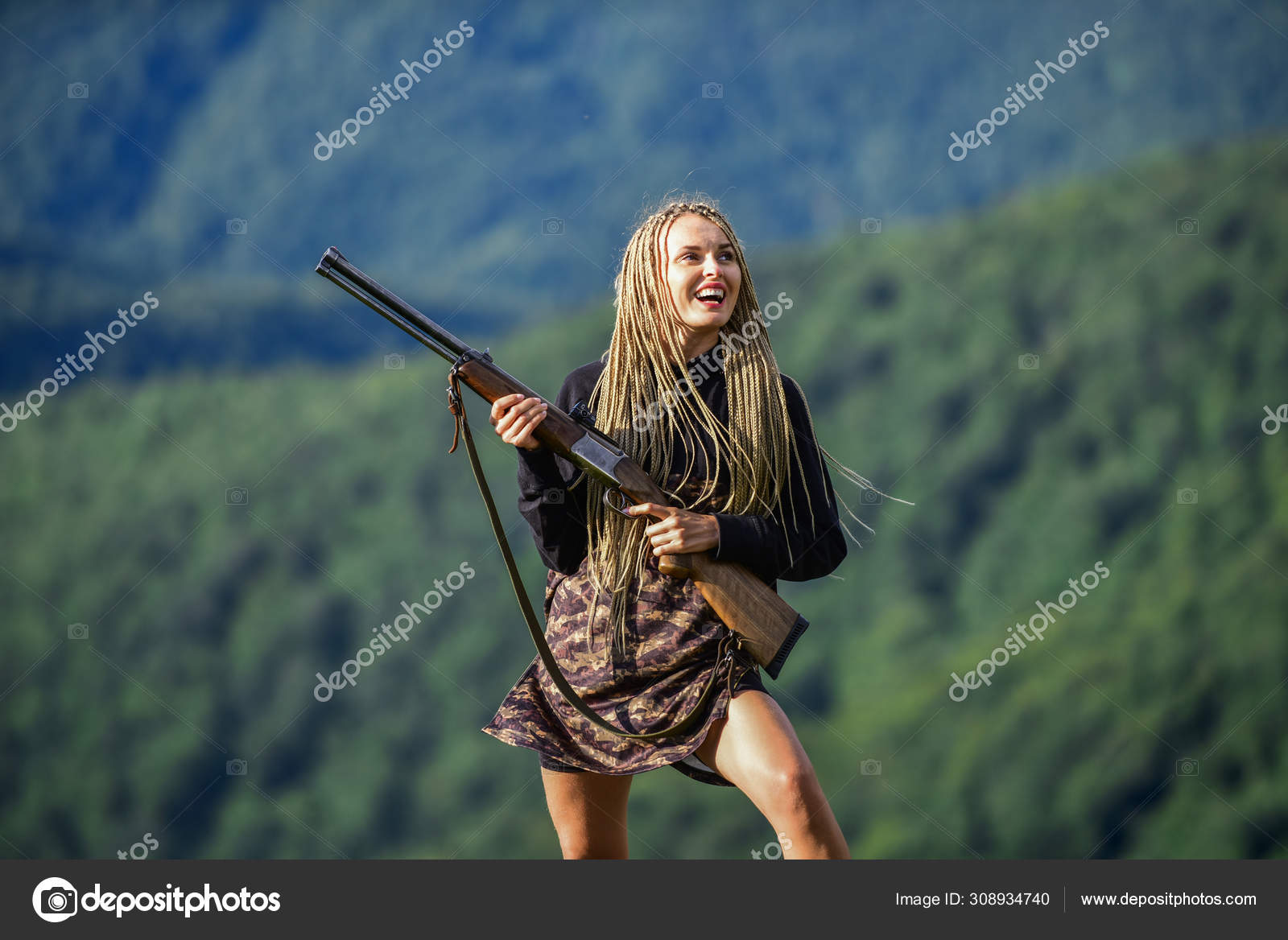 Sexy Kriegerin. Sie ist Kriegerin. Krieger Berge Landschaft Hintergrund