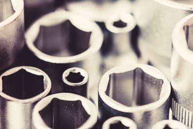 Tamir için aletler. Krom mekanik aletleri ayarlandı. Dükkan soketi el aletlerini ayarlar. Geniş menzilli metrik prizler. Gelişmiş kaliteli krom vanadyum çelikten yapılmış. Dayanıklılık ve aşınma koruması