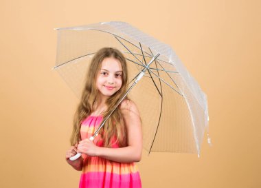 Su geçirmez aksesuar. Hava durumu. Yağmurlu günler geliyor. Yağmurlu günleri severim. Çocuk kız mutlu şeffaf şemsiye tutun. Yağmurlu havanın tadını çıkarın. Görünmez koruma. Sonbahar sezonu. Yağmur konseptinin keyfini çıkarın